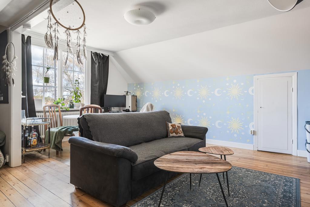 Plats för matbord och ingång till vindsrum i bakgrunden.
