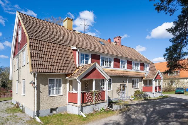 Telikåk i klassisk stil. Gemensam entré i mitten.