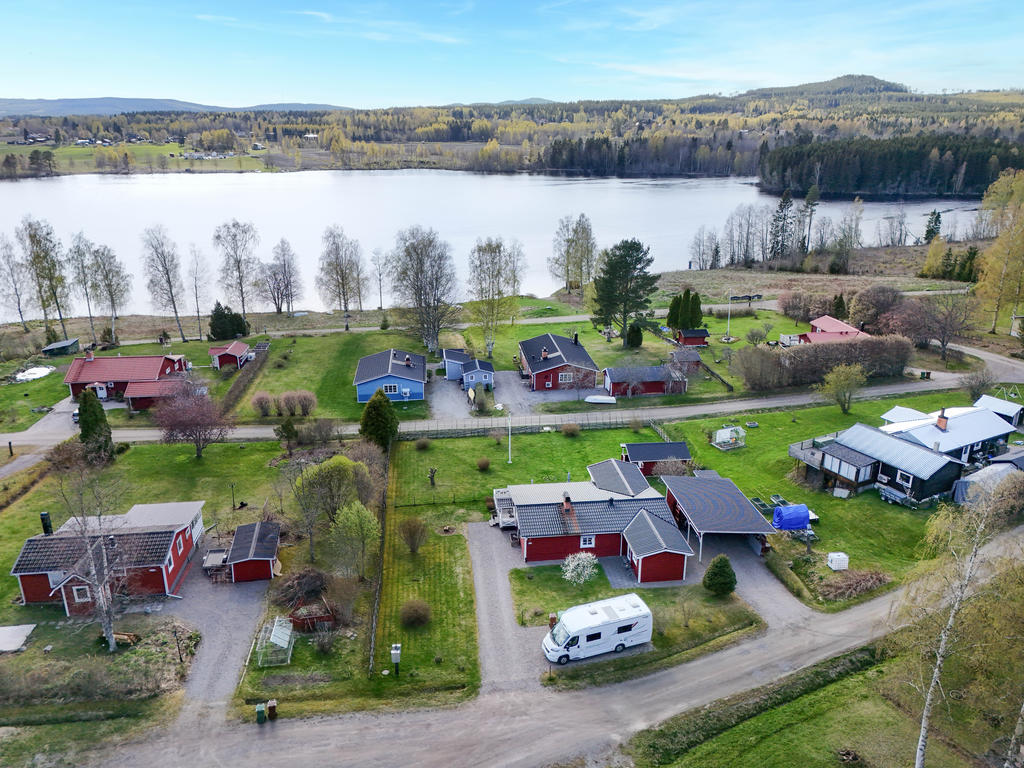 Vy över tomten med utsikt mot Växsjön i väst. 