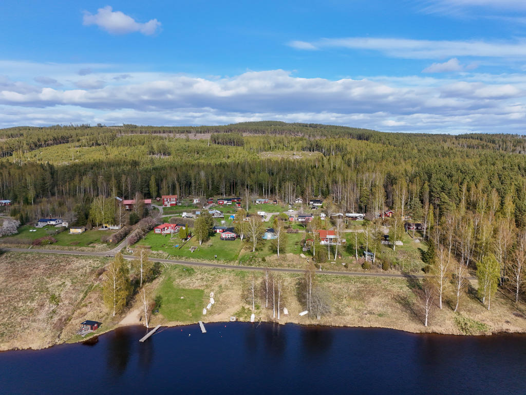 Vy från Växsjön över Norra området med gemensam bastu, båt & badplats. 