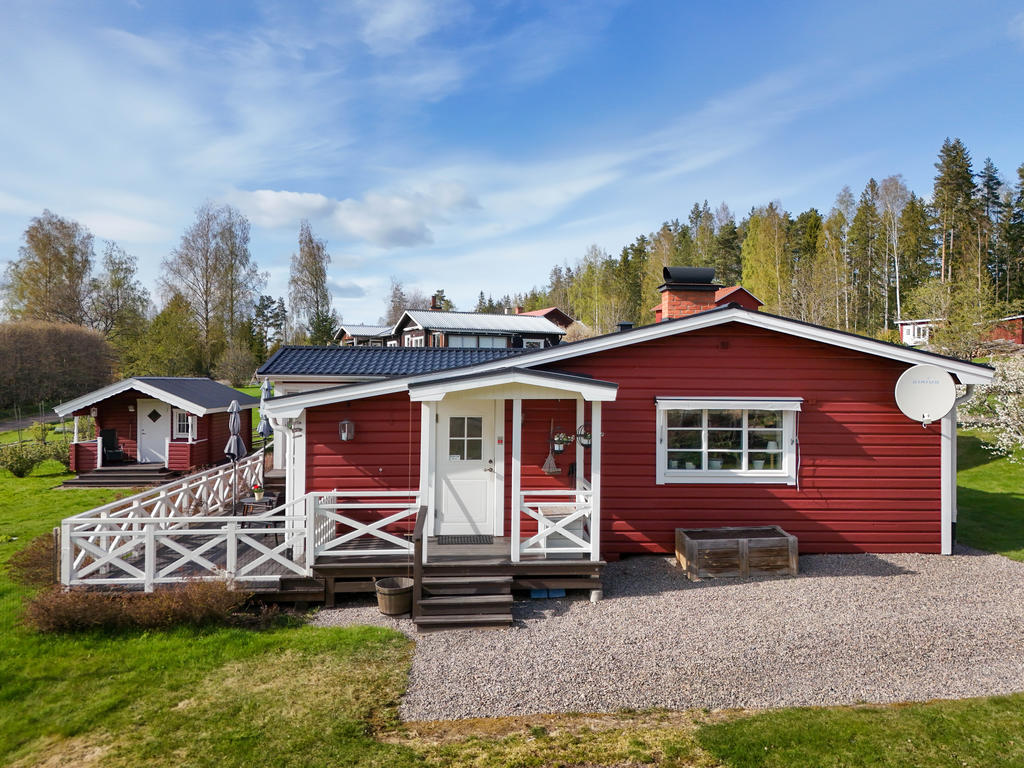 Fasad i söder med entré och tillgång till altan. 