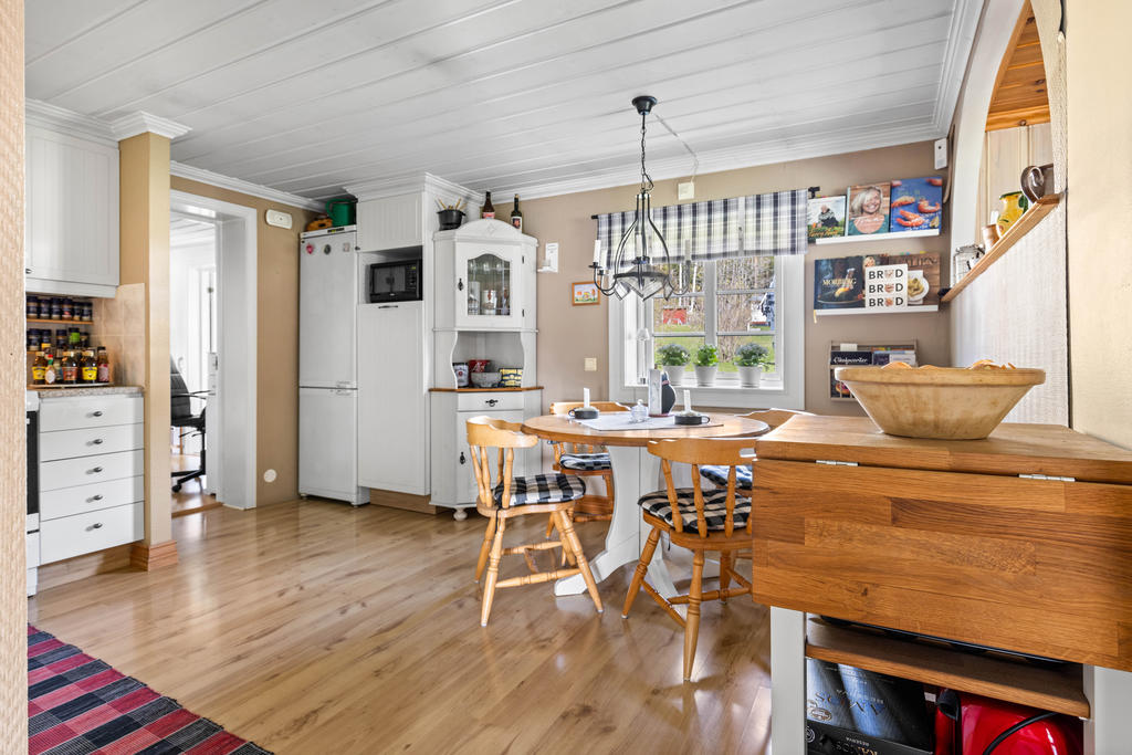 Vy från vardagsrum mot kök. 
