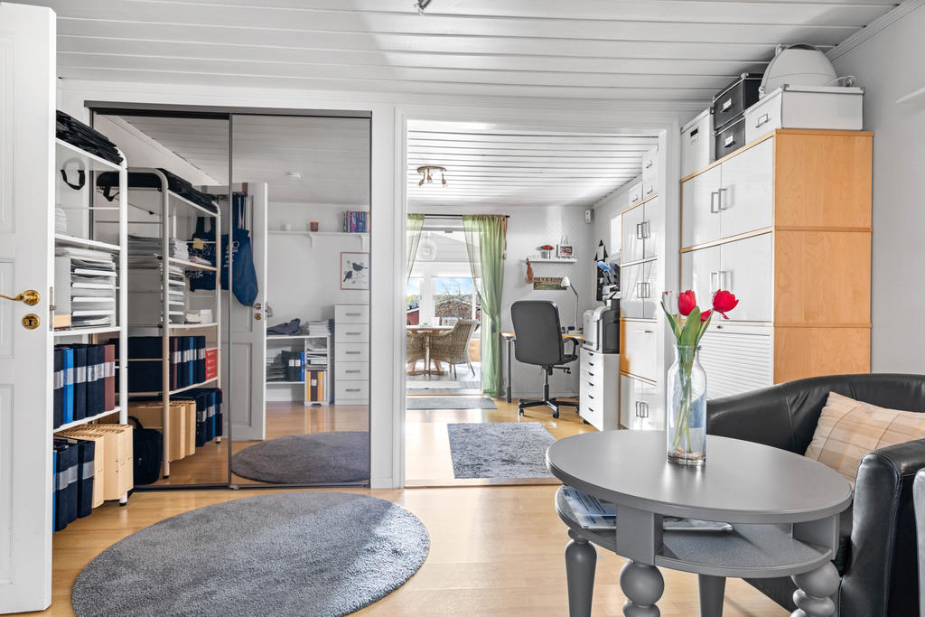 Vy från allrum till kontor och utgång till uterum. 