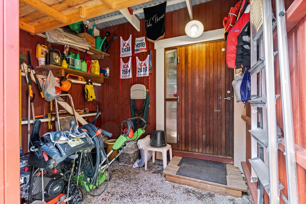 Entré in till förråd i bakkant av carport. 