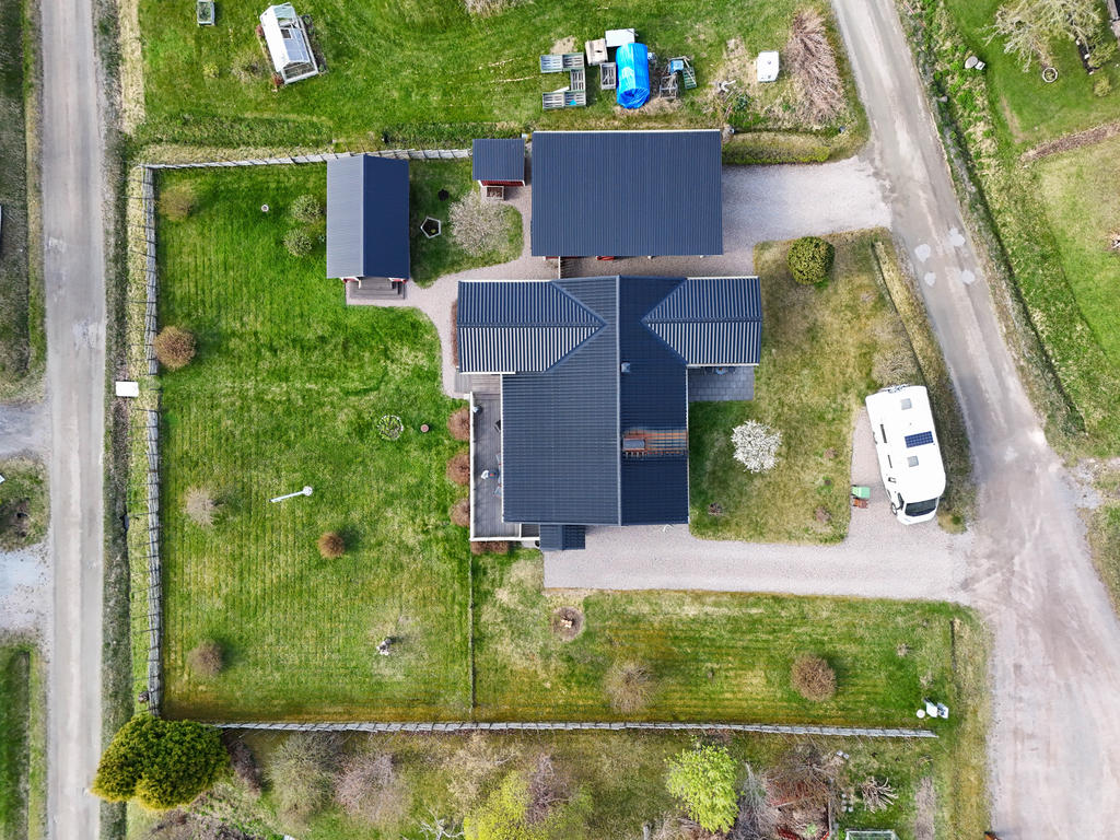 Vy över tomten rakt ovanifrån.