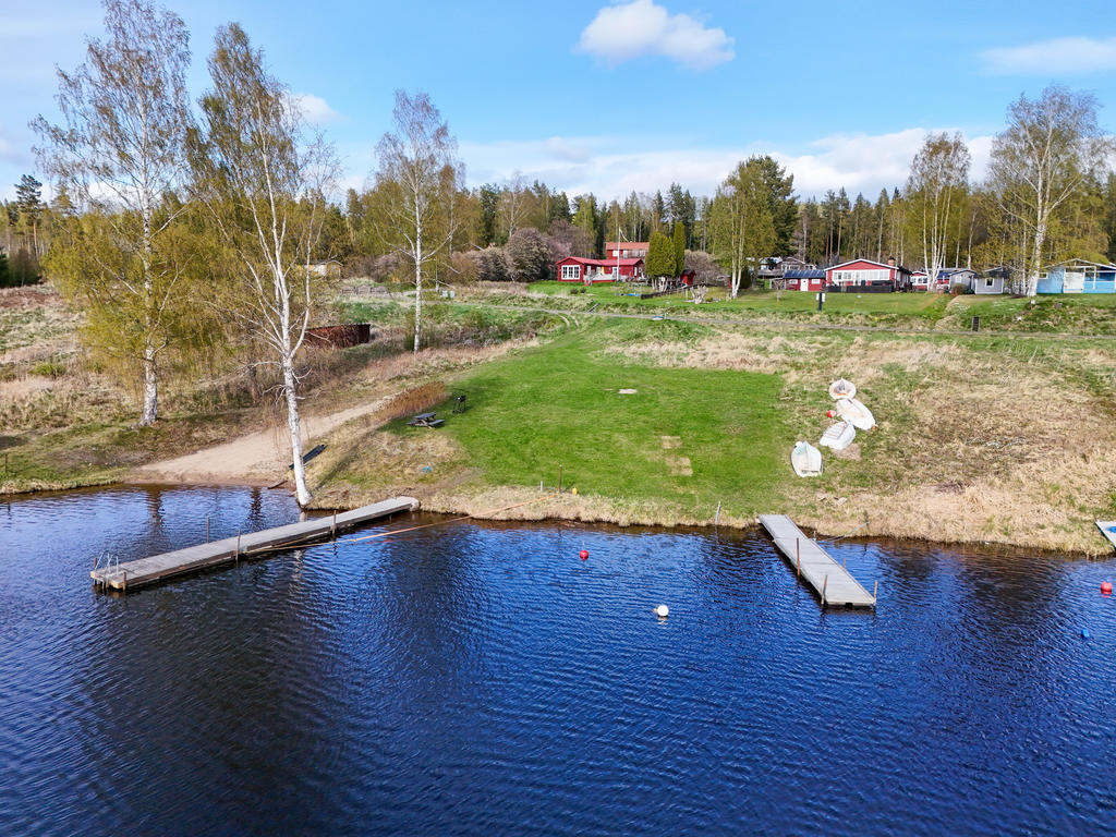 Vy över Norra områdets gemensamma bad och & båtplats. 