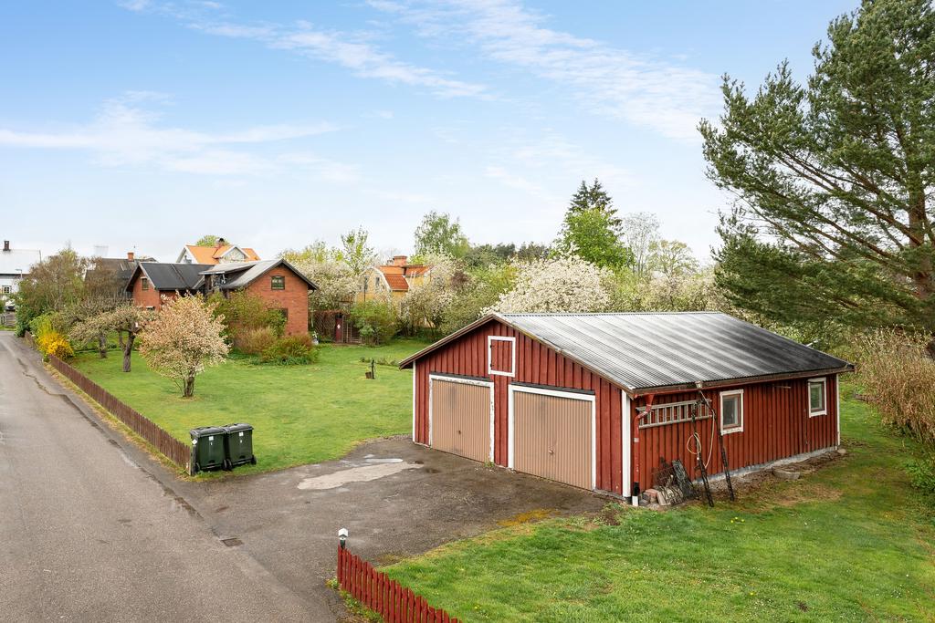 Stor tomt om 1 617 kvm
