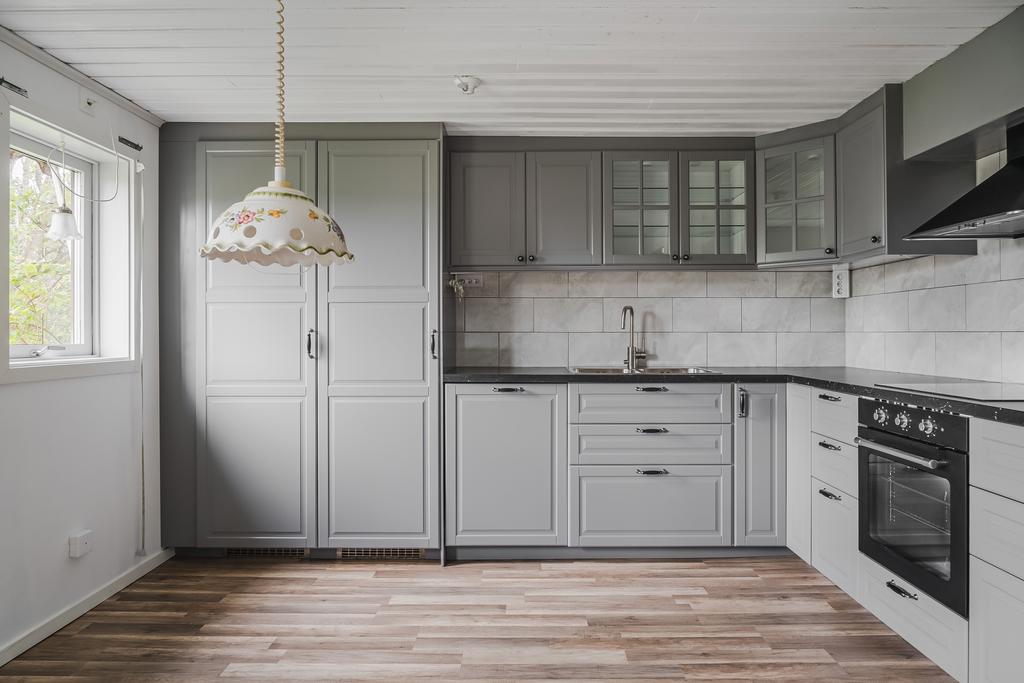 Kök från IKEA med integrerade vitvaror 