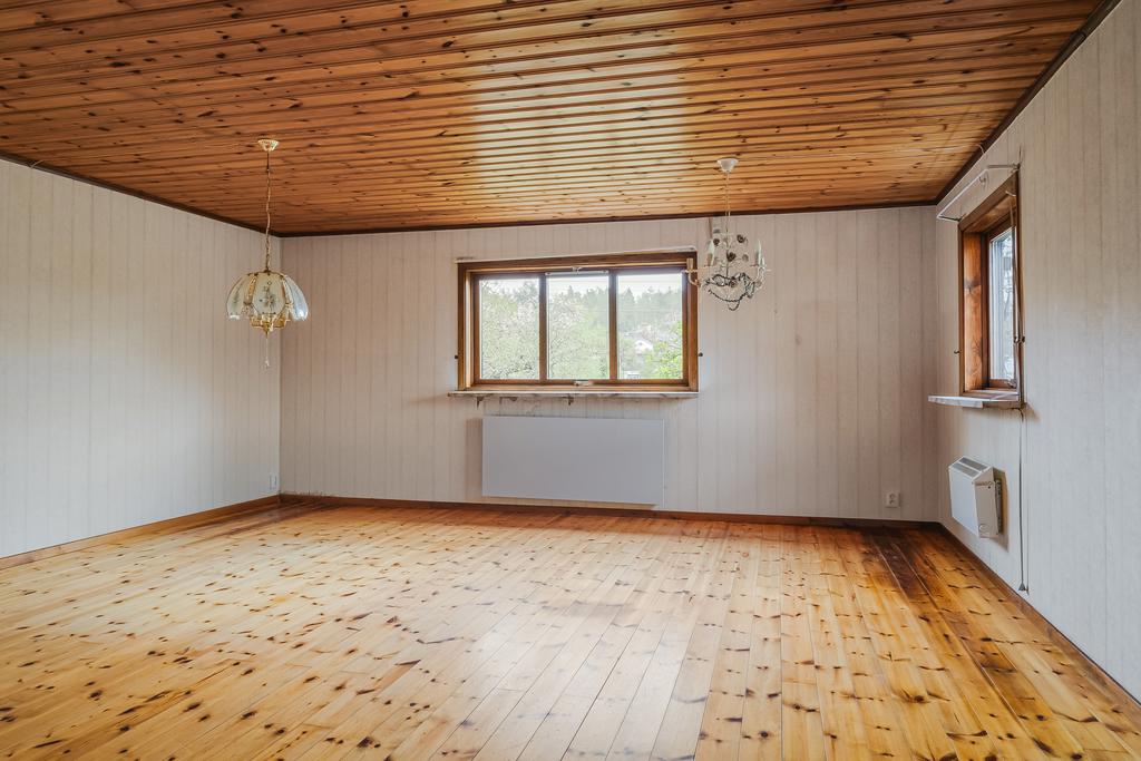 Stort ljust vardagsrum med ljusinsläpp från två håll