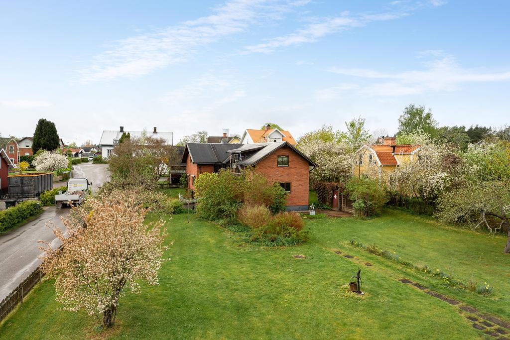 Grönskande trädgård med plats för både odlingar, lek och bollsport