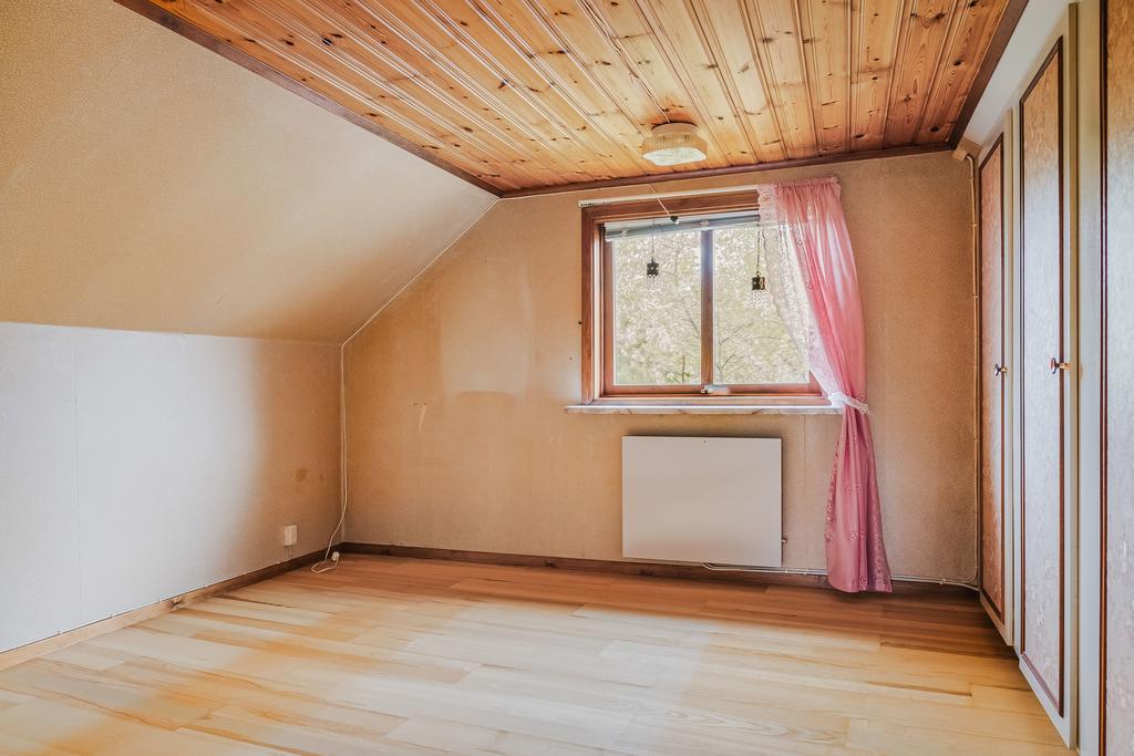 Ett av tre sovrum på övervåningen. Garderobsvägg