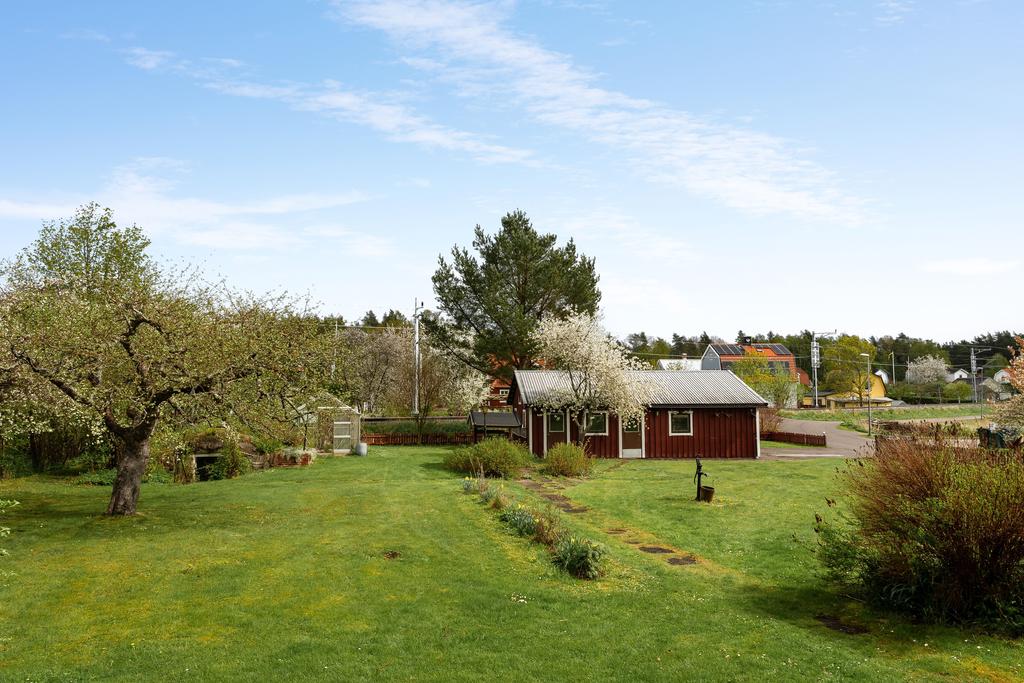 Stor trädgård med plats för planteringar ute och i växthus. 