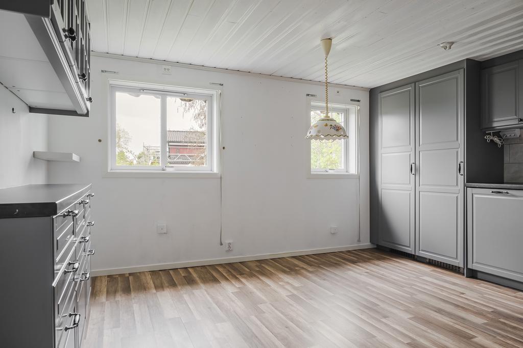 IKEA kök med gott om förvaring. 