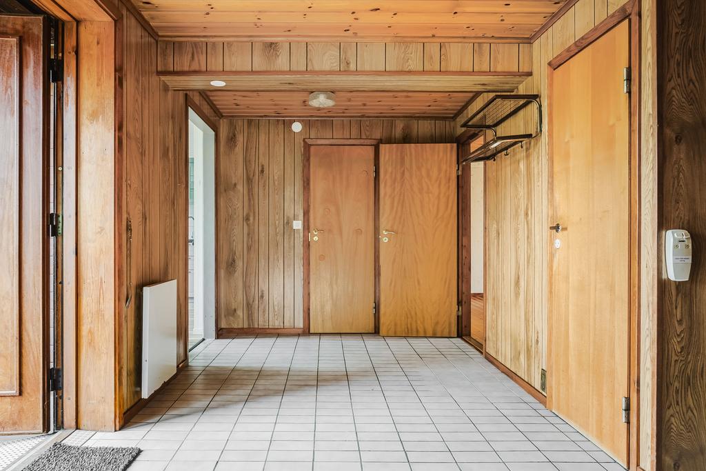 Hall med avhängningsmöjligheter. Klädkammare med elcentral och centraldammsugare