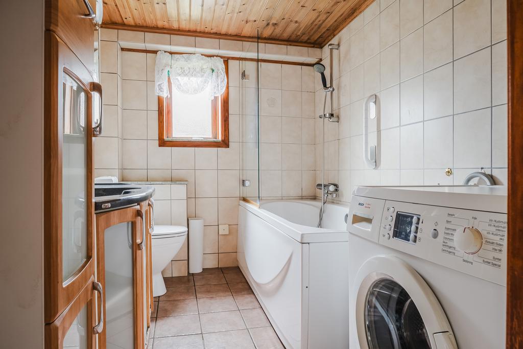 Badrum med tvättmaskin