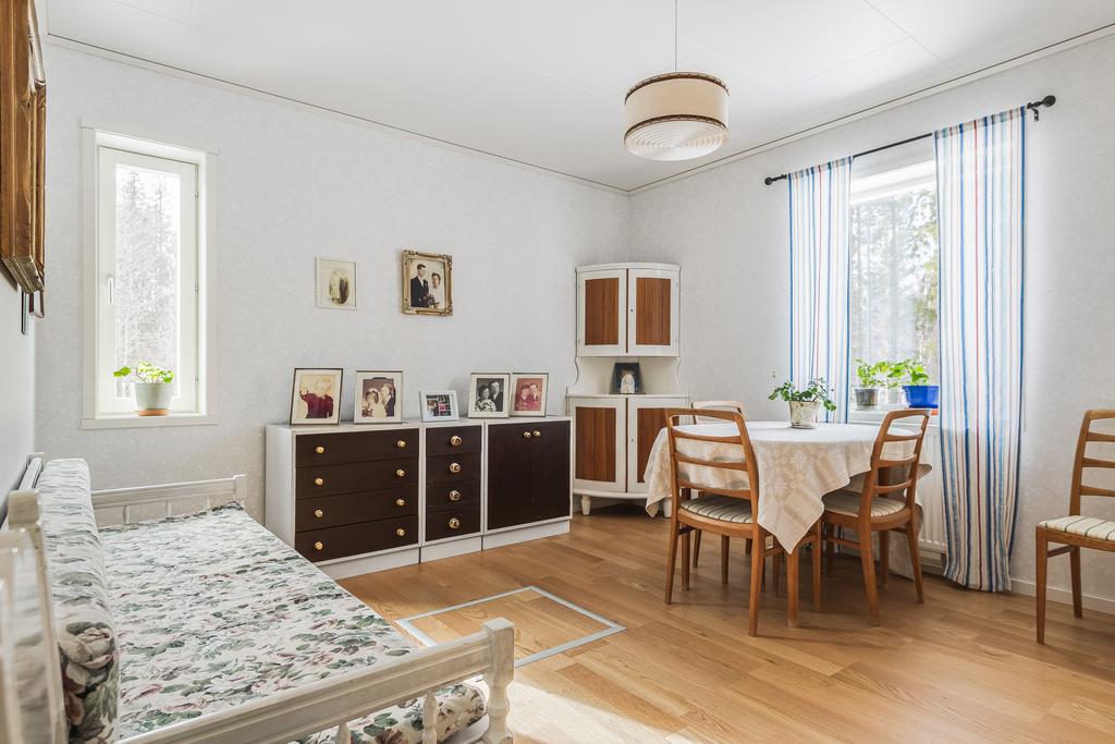 Sovrum med parkettgolv, tapeter på väggarna samt två garderober.