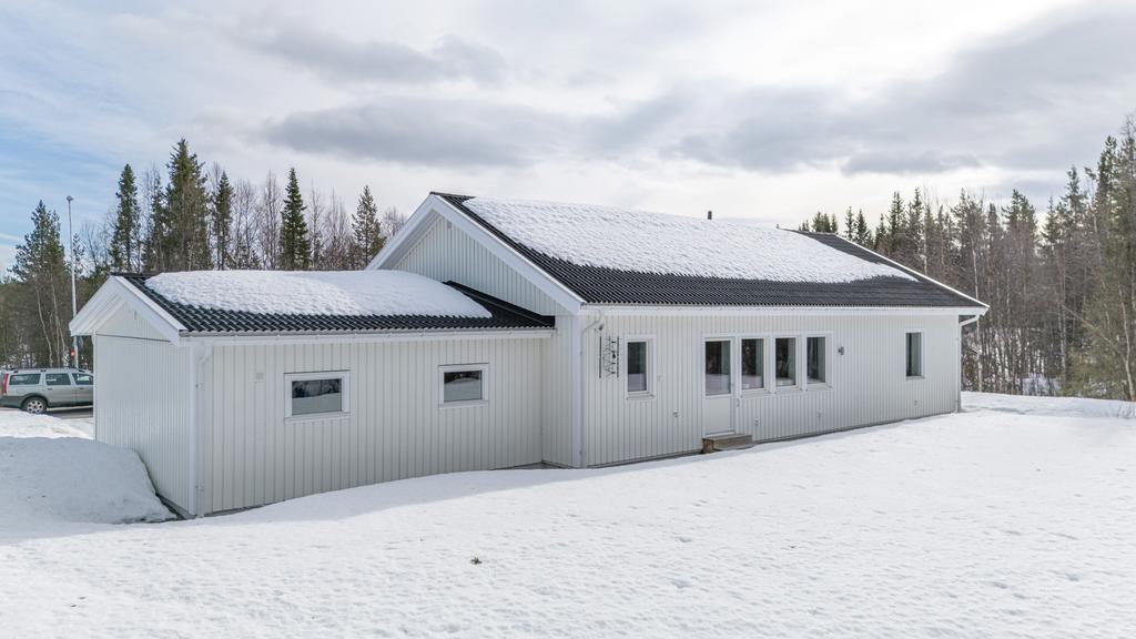 Stor och solig bakgård.