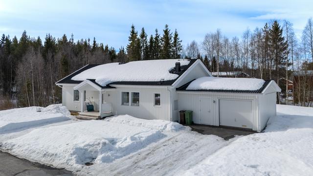 Magnetitvägen 1 med parkeringsmöjligheter på fastighetens uppfart.