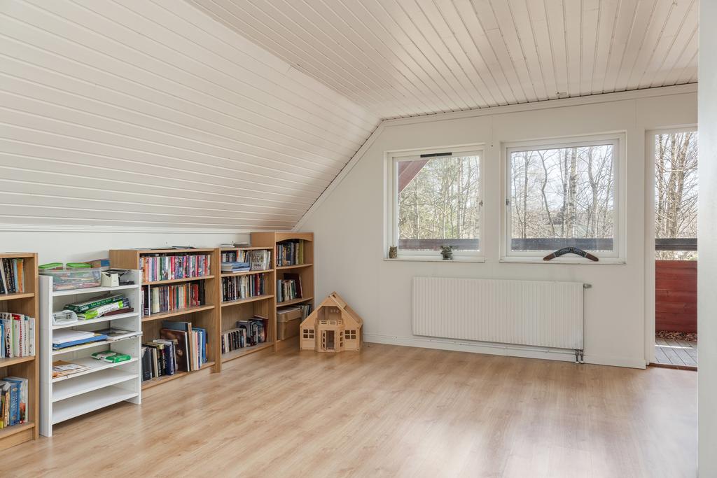 Allrum  övre plan med utgång till balkong.