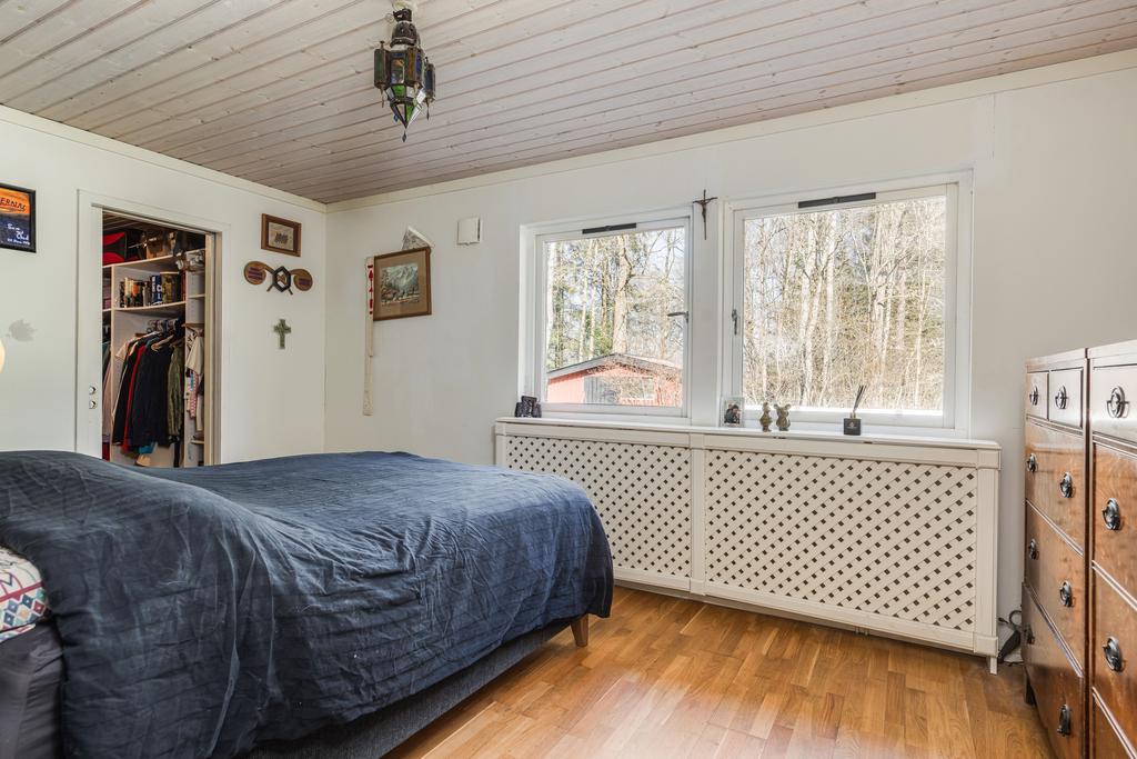Sovrum 2 med stor klädkammare.