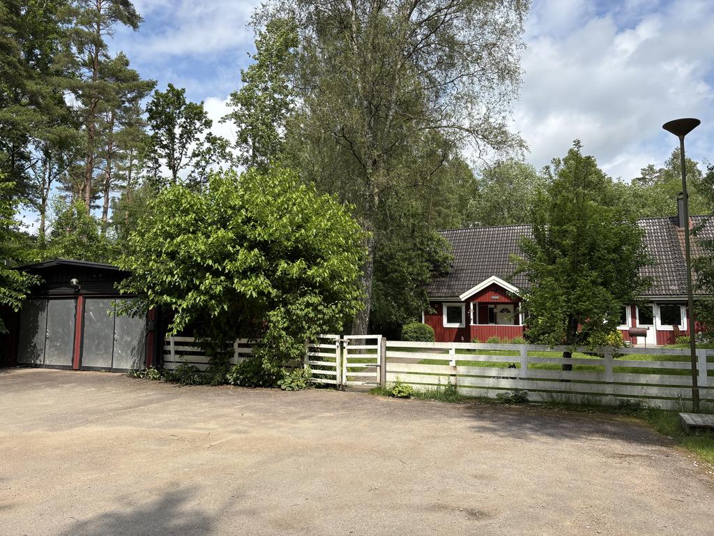Dubbelgarage och stor plan parkeringsplats