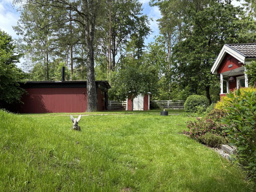 Framsidan  mot förråd och garage.