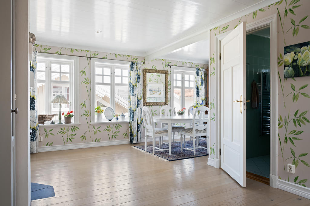 Till höger ytterligare ett badrum.