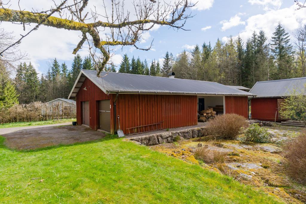 I denna byggnad finner ni två garage, dusch och bastu bla. 
