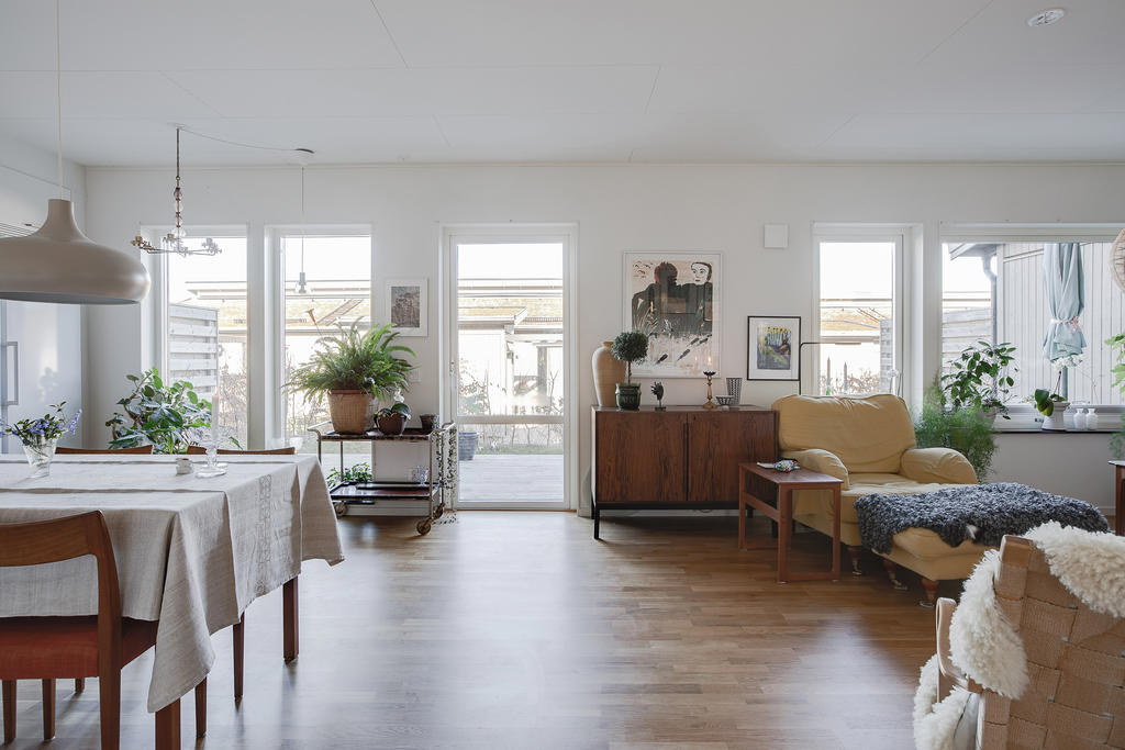 Utgång till uteplats och den egna täppan