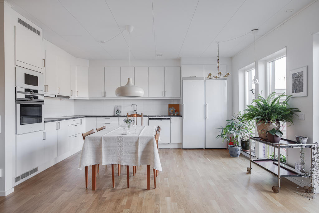 Kök med matplats och vacker ljusinsläpp