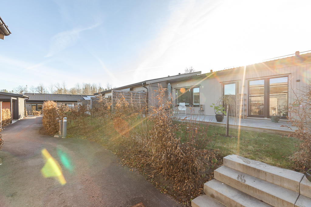 Härlig utemiljö i kvarteret med både uteplats egen täppa