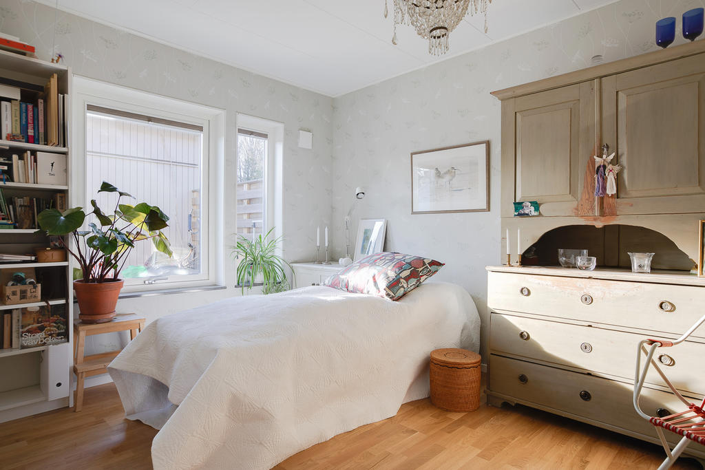 Det större sovrummet i lägenheten med garderobsvägg och plats för en dubbelsäng