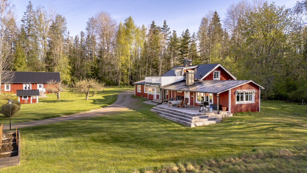 Stor trädgård med plats för hela familjen