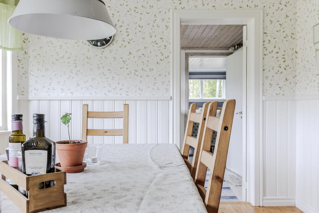 Matplats med vy mot tvättstuga och sovrum 1