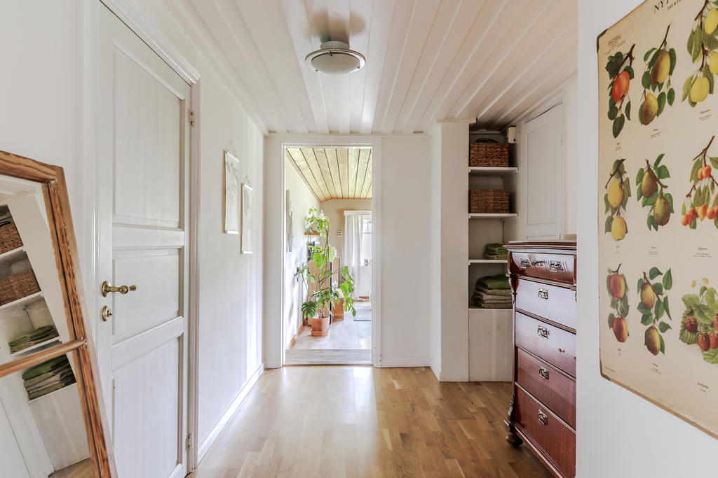Hall med ingång till sovrum 2 och badrum