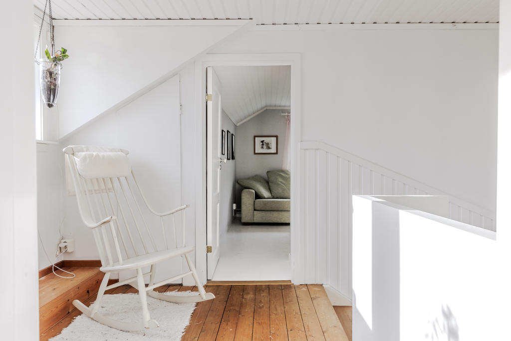 Hall på övreplan med vy mot ena sovrummet