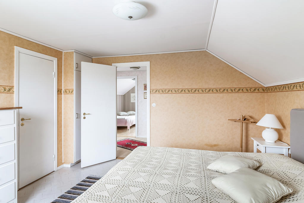 Sovrum ut mot övre hall