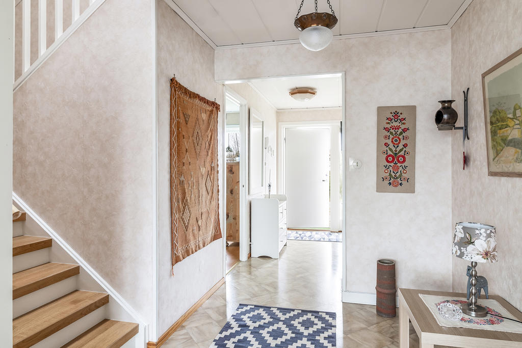 Hall med trappa till övre plan