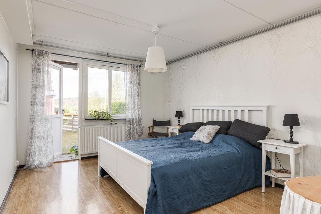 Sovrum 3 med utgång på baksidan