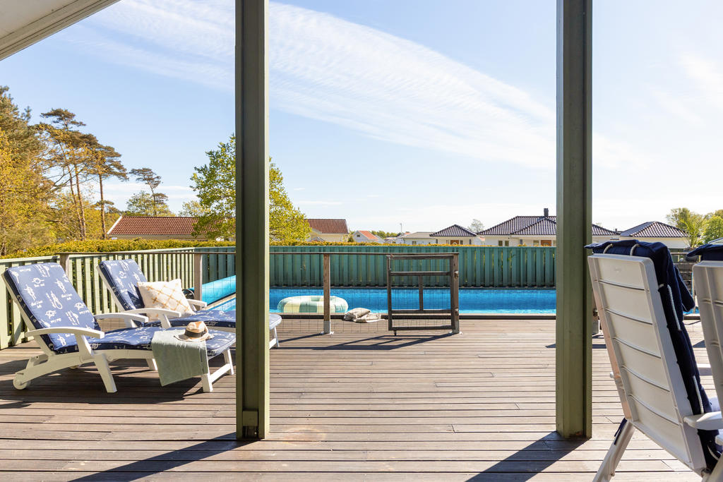 Staket intill poolen som skyddar barn och husdjur när poolen inte används