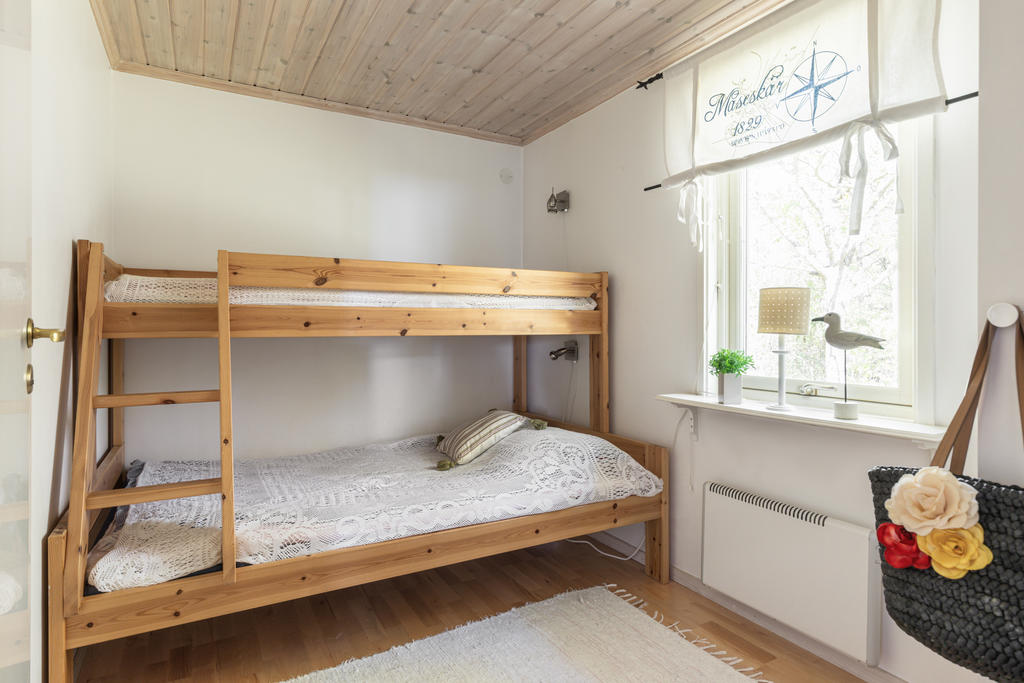 Sovrum med våningssäng och en garderob
