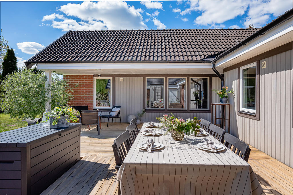 Gott om plats för både matbord och sittgrupp