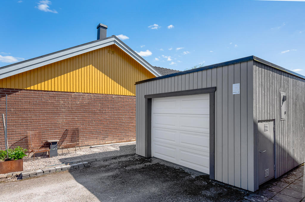 Garage med nyare, fjärrstyrd garageport