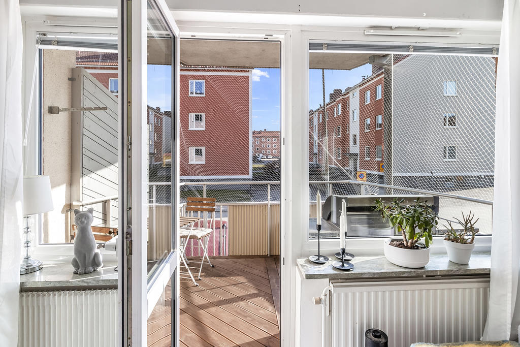 Utgång till rymlig balkong 