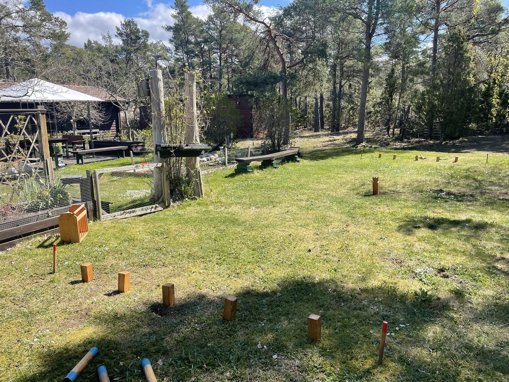 Ett parti kubb i trädgården