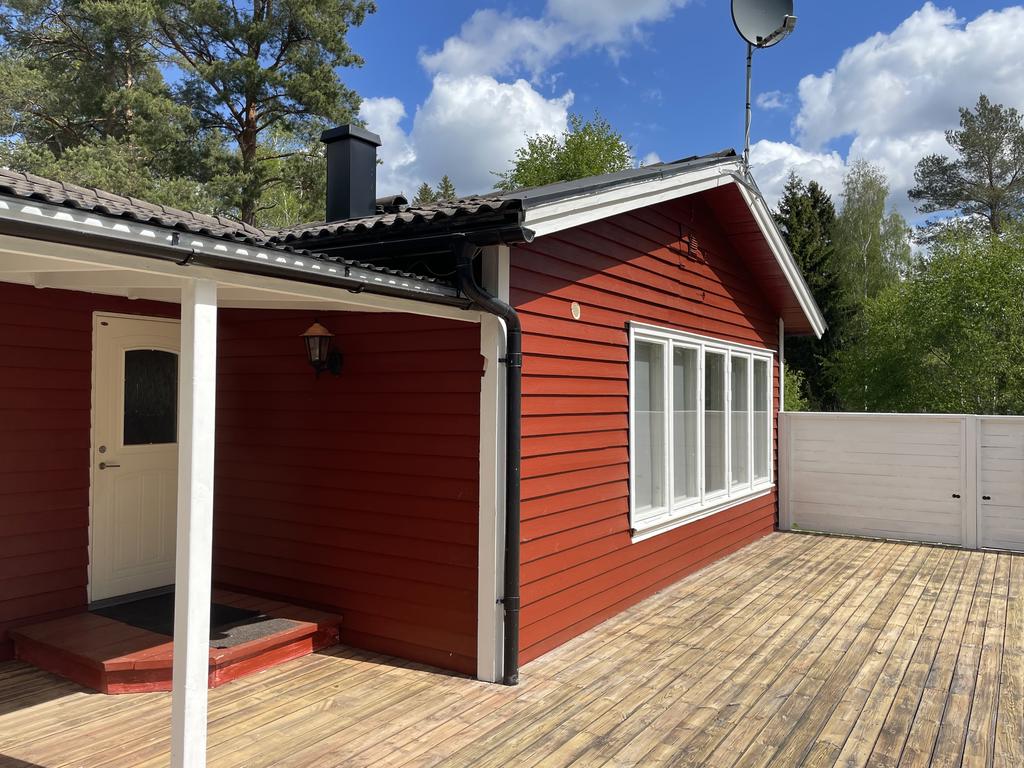 Entré under tak och med stor veranda.
