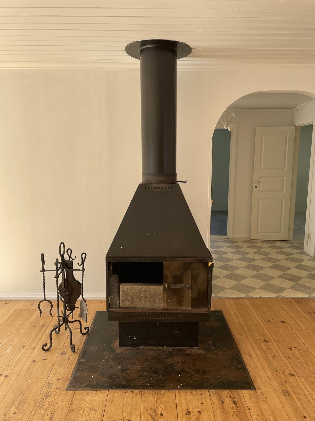 Kamin i vardagsrummet (behöver godkännas innan användning).