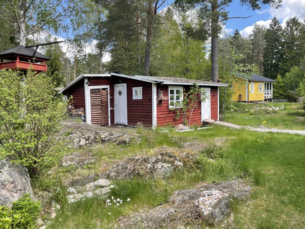 Enklare förrådsbyggnad på tomten.