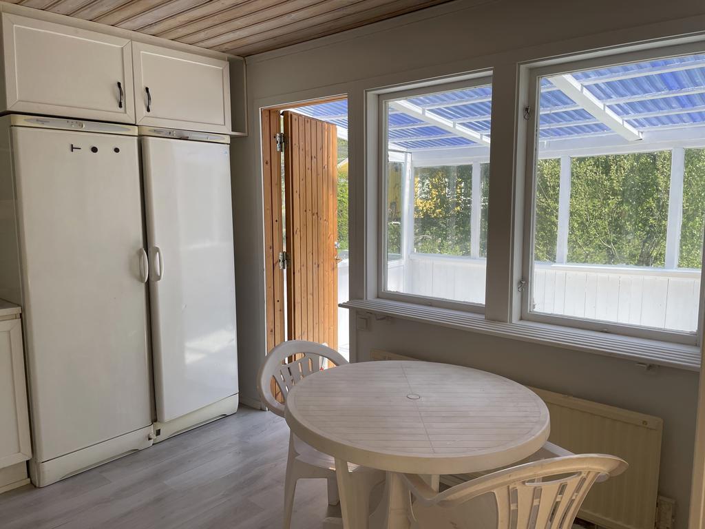 Plats med matbord i köket och med utgång till uterummet.