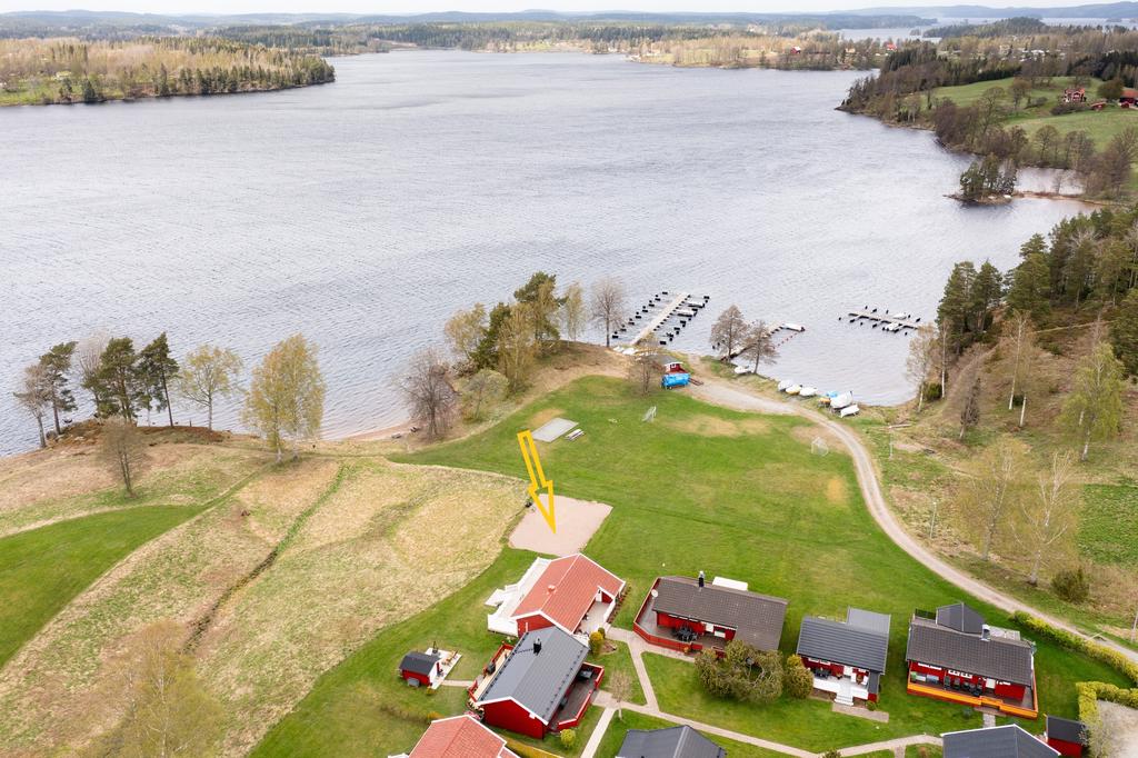 Badplats och båtplats är ett stenkast från huset.
